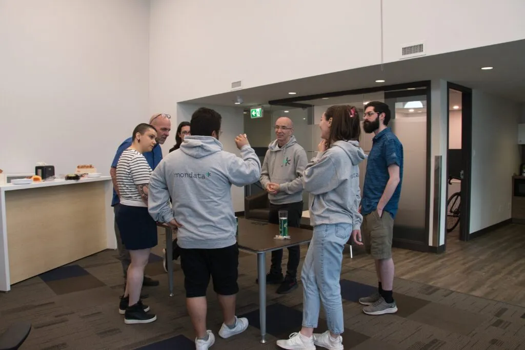 Une réunion d’équipe dans une salle des bureaux de Mondata.