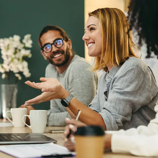 Une partie de l’équipe Mondata réunie autour d’une table de travail.