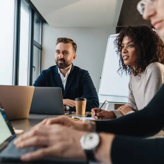 Une équipe réunie autour d’une table de travail